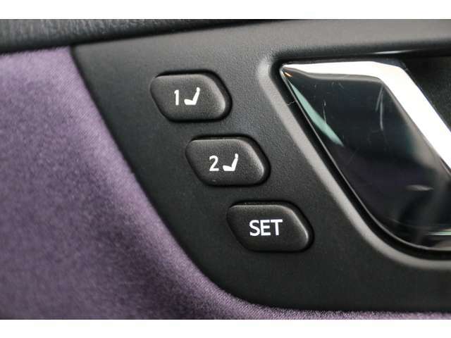 運転席はポジションメモリー機能もありますのでボタン一つで自分の位置に調整可能です！