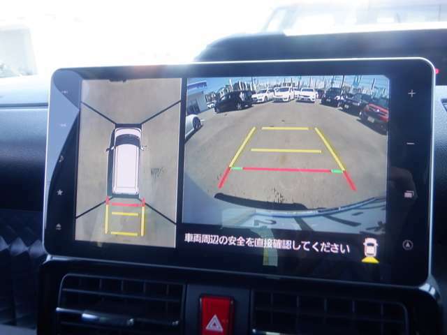 【パノラマモニター】車を上から見下ろしたような映像をナビ画面に表示し、運転をアシストする機能です。駐車や幅寄せのアシストだけでなく、事故を未然に防ぐ安全装備としても機能します。