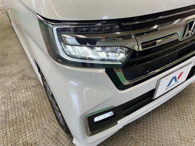 【LEDヘッドライト】悪天候や夜間走行時も良好な視界を確保し安心して運転できる高輝度LEDヘッドライトを装備！点灯速度が早く、消費電力も抑えられています。