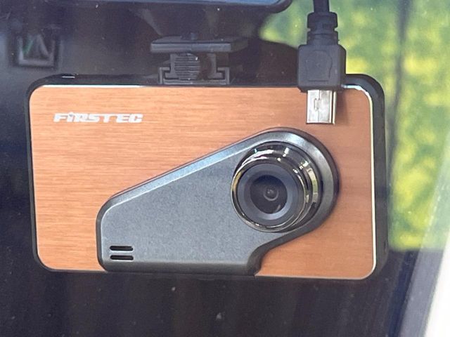 【ドライブレコーダー】安心・安全なカーライフに必須のドライブレコーダーを装備！走行中はもちろん、あおり運転や事故に遭遇した際の状況も映像で記録し、万一のリスクに備えます。