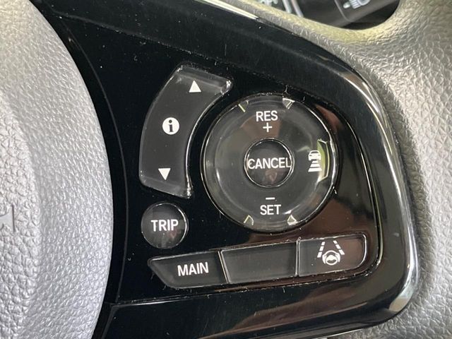 【ホンダセンシング】走行中に前方の車両等を認識し、衝突しそうな時は警報とブレーキで衝突回避と被害軽減をアシスト。より安全にドライブをお楽しみいただけます。