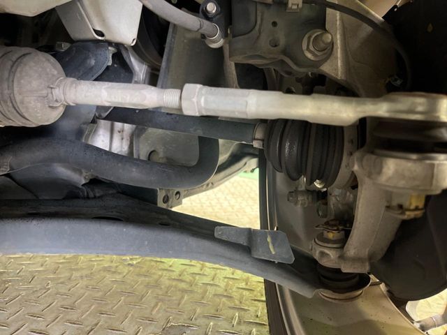 お車を安心してお乗りいただく為には、足回りの定期点検が欠かせません。サービスサポート（有償保証）では無料点検もご提供しており、安心のカーライフをお過ごしいただけるサポート体制が整っています。