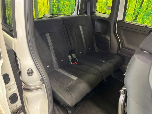 後部座席も気になるようなキズ・汚れやへたり等、大きなダメージはなく、良好な状態です。