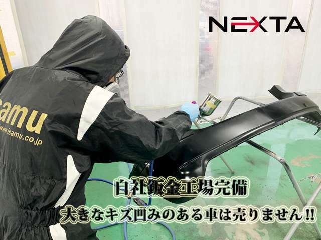 コンピューターにて分析解析した塗料を、今度は職人の匠の技で、繊細に色を塗り重ねていきます。特殊防塵服を着て、ゴミ一つ、チリ一つ空気中に巻き上げないように気を使い、繊細に塗装をおこなっております。