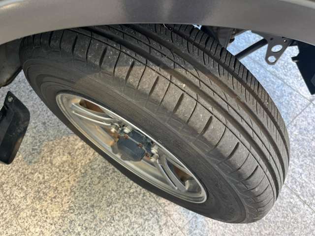 タイヤの溝は6mmです。