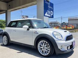 R56型　MINI　クーパーS　ホワイトシルバーが入庫致しました！★ご購入後のメンテナンスも元BMW正規ディーラーメカニック多数在籍の「つたえファクトリーに」お任せ下さい！
