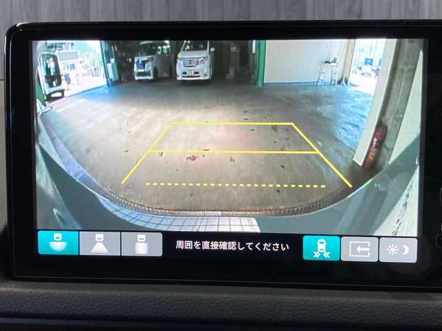【バックカメラ】駐車時の後方を映像でリアルタイムに確認できます。大型商業施設や立体駐車場での駐車時や、暗いところでのバック時に大活躍！運転スキルに関わらず、今や必須となった装備のひとつです！