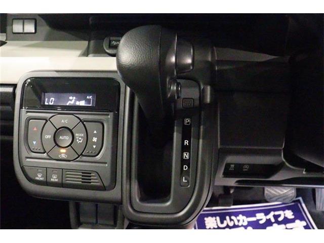 ステアリングホイールからスムーズに持ちかえられるインパネシフトを採用。シフトノブをコンパクト化し、女性でも操作しやすいサイズです
