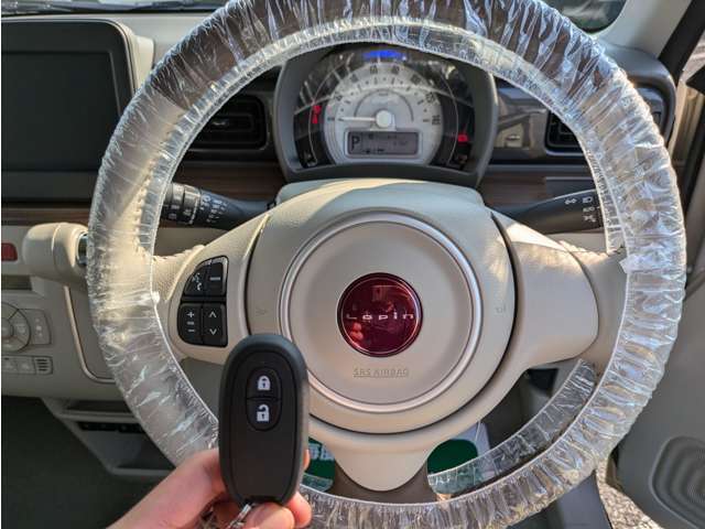 スマートキー標準装備です。車に近づいてリクエストスイッチを押せばドアの開閉ができます。更にエンジンの始動もカギを挿さずに出来ます。防犯面でも安心に繋がります。