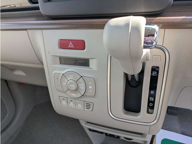 オートエアコン標準装備です。簡単操作で車内が設定した温度になるまで風量、吹き出し口を自動的に調整してくれます。いつでも快適な運転が楽しめます。