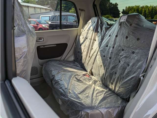 リアシートは分割式になります。ワンタッチでフラットにも出来ますのでお荷物が多い時等はフルフラットにして積む事も可能です。