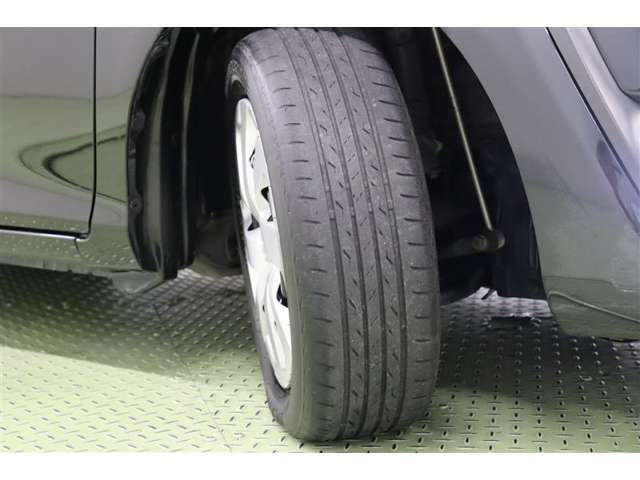 タイヤサイズ　185/60R15。京都トヨタにてこの車をご成約のお客様に限り、タイヤ4本を当社指定【新品】タイヤに交換します。スタイリッシュなデザインのホイールキャップを装着しています。