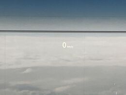 ●ヘッドアップディスプレイ：現在の速度や走行情報をデジタル表示で運転席前方のガラスに投影！運転中、視線をずらさず必要な情報を確認できるのでとっても便利で安心！