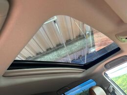 【サンルーフ】開放感たっぷりの希少装備、サンルーフが装着されています！車内に明かりを取り入れたり景色を楽しむ以外にも、車内の空気も簡単に換気できて快適です！