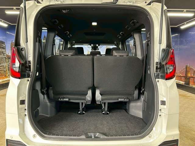 トランクスペースも充分な広さがございます。ゴルフバッグも収納可能です。