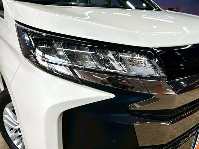 【LEDヘッドランプ】ハロゲンヘッドランプの約2倍の光量でより明るく遠くを照らし、夜間走行時の視認性を高める。さらに長寿命や、省電力も魅力。