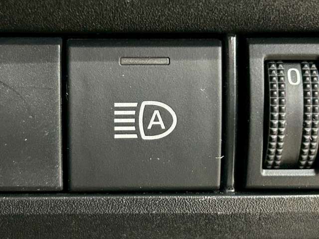 【オートマチックハイビーム】先行車や対向車のライトを認識し、ハイビームとロービームを自動で切り替え、夜道の視界を確保します☆