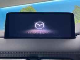 【10.25インチマツダコネクト】車内の雰囲気にマッチした大型ディスプレイ。スマホ接続でのナビ使用やBluetooth再生等、様々な機能が楽しめます。直感的なダイヤル操作が可能で、使い勝手も良好です。