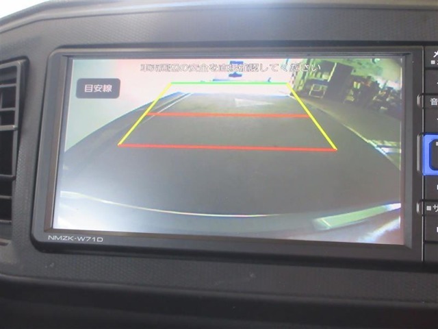 バックカメラが付いているので後方確認が非常にしやすいです。今や運転初心者も熟練者も必須装備！ついていて損はないですね♪