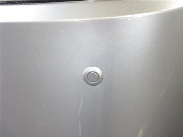 コーナーセンサーを車の前後に装備。障害物までの距離に応じて警告音を変えてお知らせ。縦列駐車時や駐車場・車庫などでの取り回しをサポートします。詳細は販売店スタッフまでおたずねください。