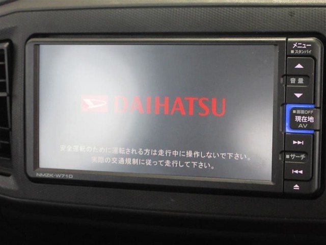 純正ナビを装備。タッチパネル式で使いやすく、お出かけもラクラクです。