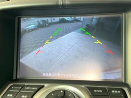 【バックカメラ】駐車時に後方がリアルタイム映像で確認できます。大型商業施設や立体駐車場での駐車時や、夜間のバック時に大活躍！運転スキルに関わらず、今や必須となった装備のひとつです！