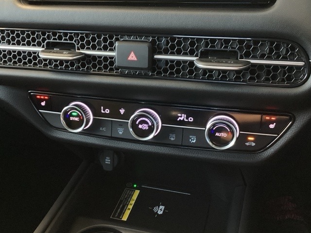 フルオートエアコンは希望の温度設定で風の温度も風量も自動調整で年中快適です。