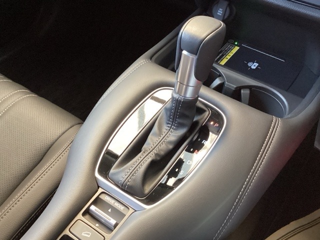 シンプルでとても使いやすいフロアシフトに、パーキングブレーキは電子制御パーキングブレーキです。
