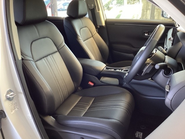 本革のシートは、運転席8ウェイ、助手席4ウェイパワーシートです。また、運転席は2パターンのシート位置記憶が可能です。