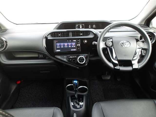 スタイリッシュなデザインのインパネ。各操作スイッチは使いやすい位置に配置されてます。