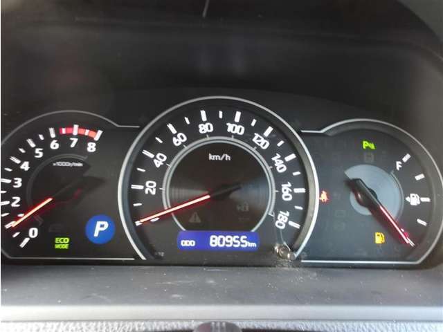 とっても見やすいメーターです。夜間時はラグジュアリーな気分にさせてくれる照明が魅力ですので、夜のドライブも楽しみになりますよ♪