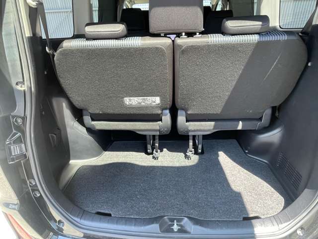 三列目シートを格納すると広々としており荷物もたくさん積載する事が出来ます♪♪