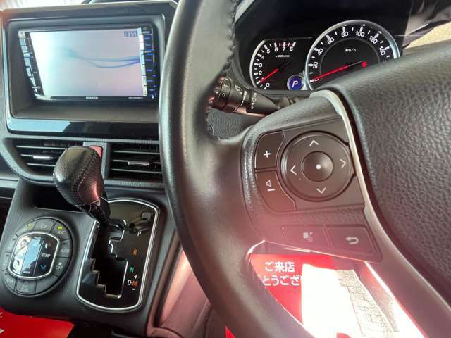 ステアリングリモコンスイッチはハンドルに装備されているリモコンで、運転中でもオーディオ類の操作が感覚だけでできます♪
