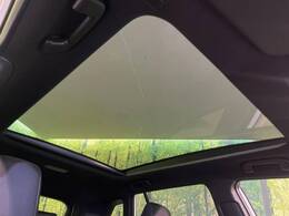 【パノラマルーフ】大型のガラスルーフ搭載で車内の解放感が一気にアップ！開放的なドライブをお楽しみいただけます。