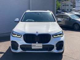 フロントマスクはどこからみてもBMWとわかるスタイルです