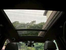 開放感あるスカイラウンジパノラマガラスサンルーフでございます！