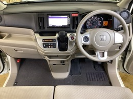 車内は光触媒抗菌消臭施工済です。インパネ周りはスタイリッシュなデザインで機能や装備も充実しています。グローブボックスやカップホルダーのほかにトレーなどたくさんの収納スペースが付いています。