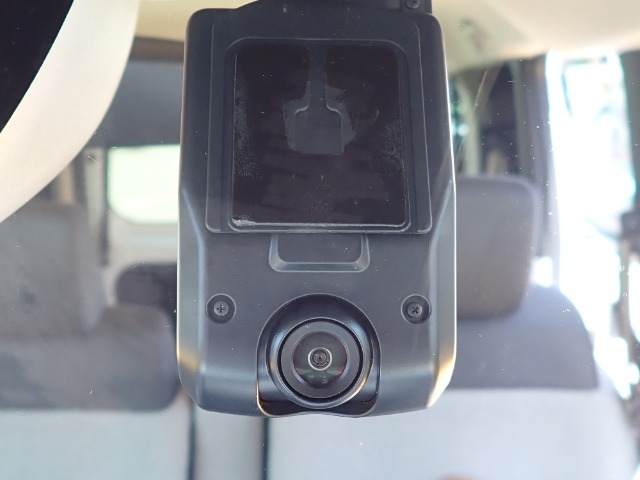 ◆【ドライブレコーダー】映像・音声などを記録する自動車用の装置です。もしもの事故の際の記録はもちろん、旅行の際の思い出としてドライブの映像を楽しむことができます。