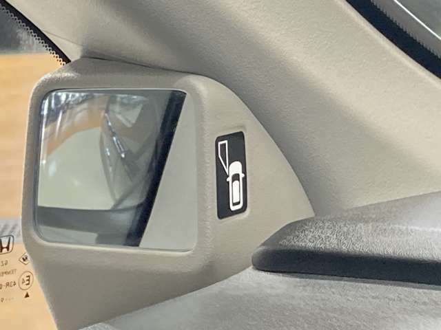 通常は運転席から見えない左フロントタイヤの前方を映し出すミラー。さまざまなシーンで安心感のある運転をサポートします。