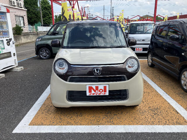 【当店のこだわり】入庫後のお車は選任スタッフによる細部清掃を実施しております。足回り、エンジンルーム、室内、室外を隅々まで綺麗にしております。展示車はピカピカです。全国配送も可能ですのでご相談下さい！