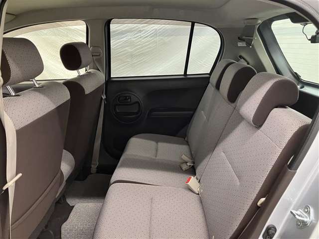 ゆとりある広々とした車内空間は、ドライブを始め買い物やレジャーなど、幅広く活躍します。一人でもみんなとでもお出かけを楽しみましょう！