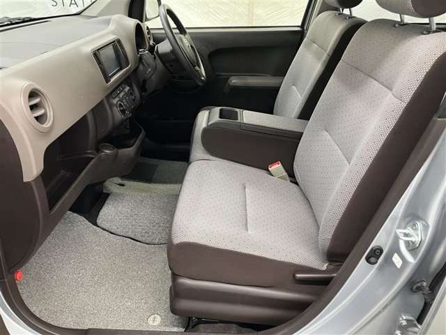高いホールド性で運転姿勢が安定します。長距離ドライブでも疲れにくいのが魅力です。快適なドライビングライフをお送りください♪