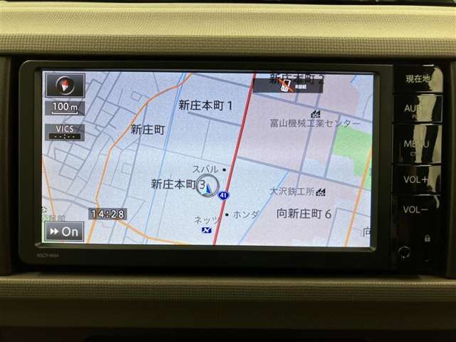 純正ナビを装備。タッチパネル式で使いやすく、お出かけもラクラクです。