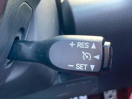 【クルーズコントロール】高速道路もラクラク走行。アクセルを離しても一定速度で走行ができ、長距離運転時の負担を軽減！加速・減速も簡単なスイッチ操作で調整できます。