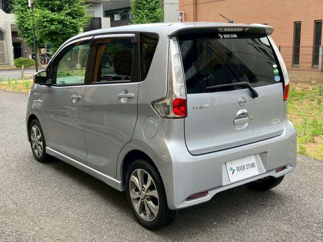 遠方のお客様で実際にお車を見る事ができない場合は、目立つ傷やご指定の箇所を写真撮影し、別途メール等でお送りする事も可能です。ラインでのやり取りにも対応しておりますので、お気軽にご用命くださいませ！