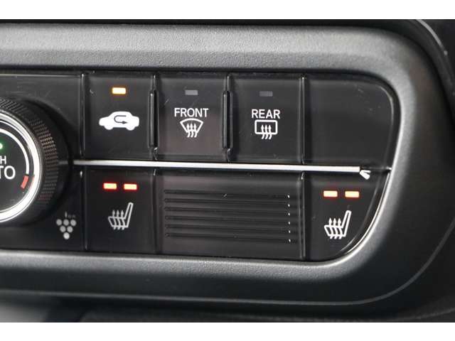 運転席＆助手席シートヒーターで、寒さのきびしい冬の朝などにも、座面を温めて快適なドライブを。