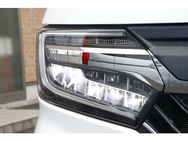 フルLEDヘッドライトで夜間走行の視認性も高く、先行車や対向車を検知し、オートライトは基より、ハイ/ロービームを自動で切り替える『オートハイビーム』も装備しています。