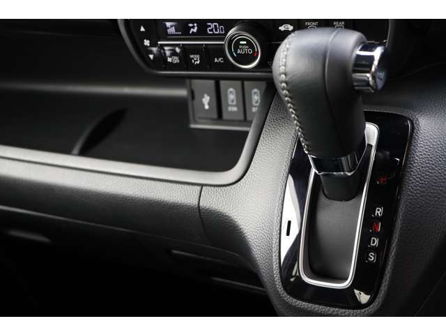 操作性の良いインパネシフトを採用。スッキリとしたインパネ周りで、車内空間を大きく作り出しています。運転席から、すべてのものに手が届く実用性あるデザインです。