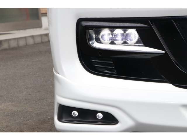 LEDフォグライトも装備されております。霧の中での運転はもちろん雨天での運転も安心です。