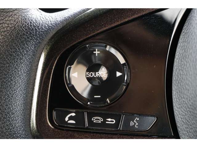 ハンドル左部分でオーディオ操作が可能。そのため、運転中でも目線をずらさずに安全運転♪スマートフォンを接続してハンズフリー通話も可能です。